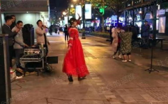 流浪网红街,探寻城市角落的时尚与温情