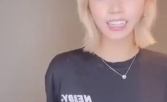 小姐姐扭网红肚脐眼,小姐姐扭动身材引关注